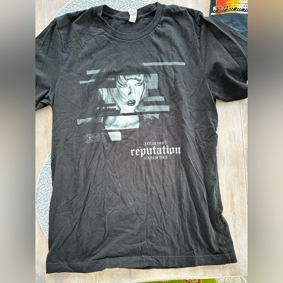 Taylor Swift Black M “reputation stadium tour” T-Shirt - Picture 1 of 4